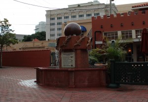 Patio de Leon Fountain wide view (3)